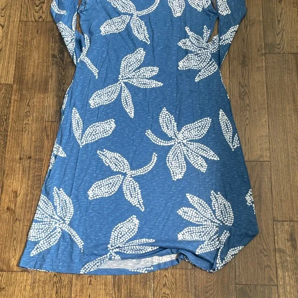 Elegant Blue and White Midi Dress - Picture 9 of 10